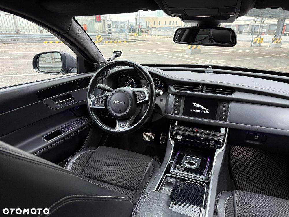 Jaguar XF 2.0 i4D R-Sport - 21