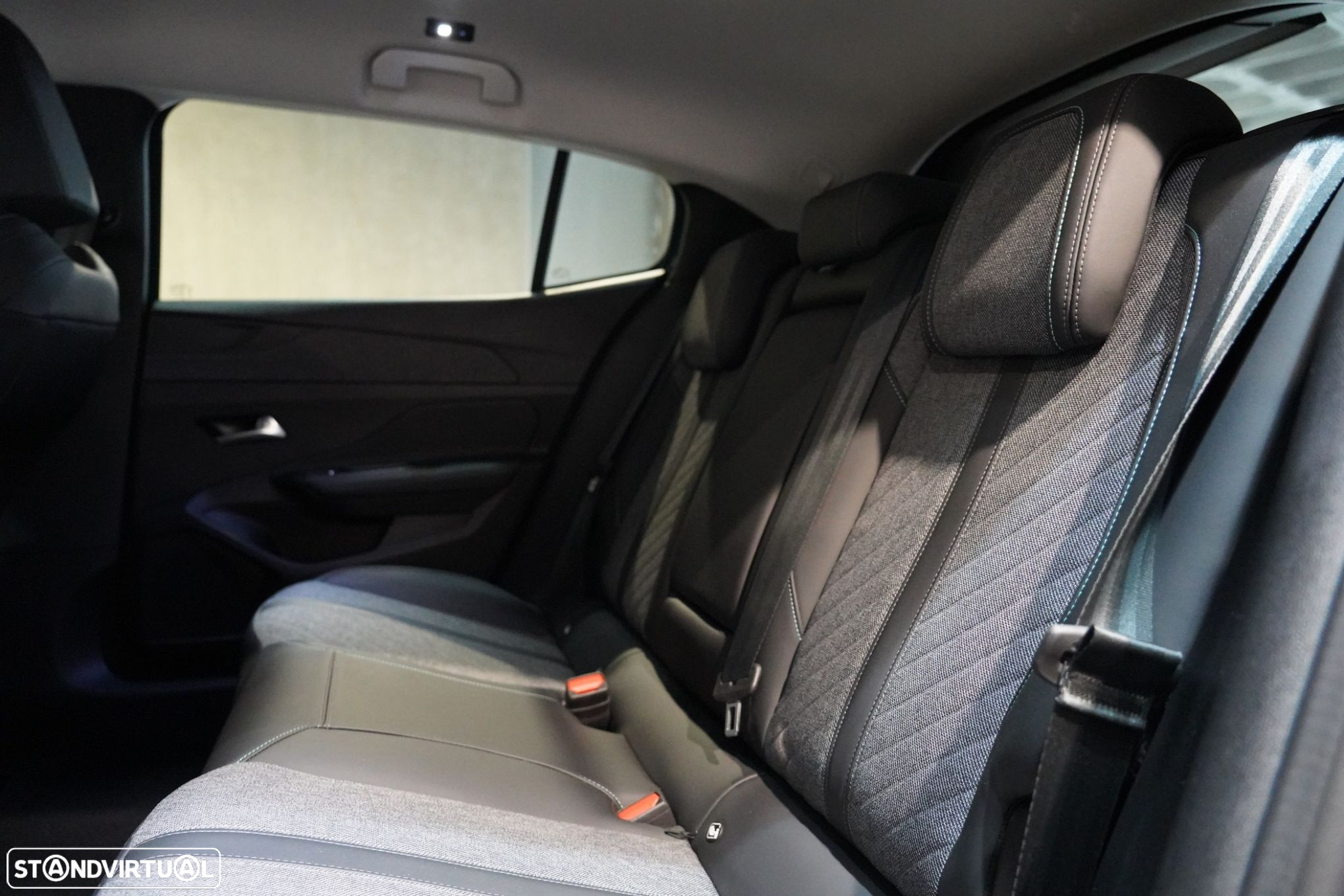 Peugeot 408 1.2 PureTech Allure EAT8 - 26