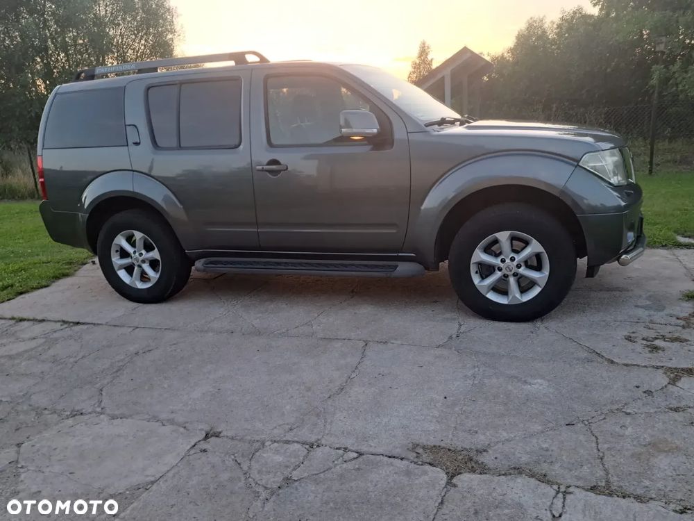 Nissan Pathfinder 2.5 D LE - 8