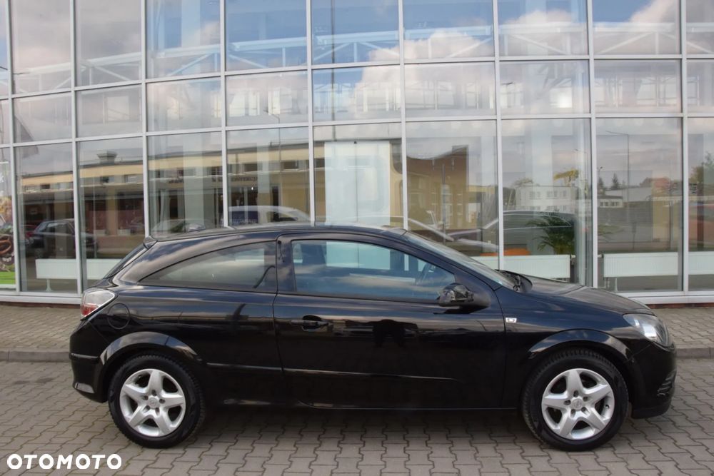 Opel Astra GTC 1.6 Black&White - 15