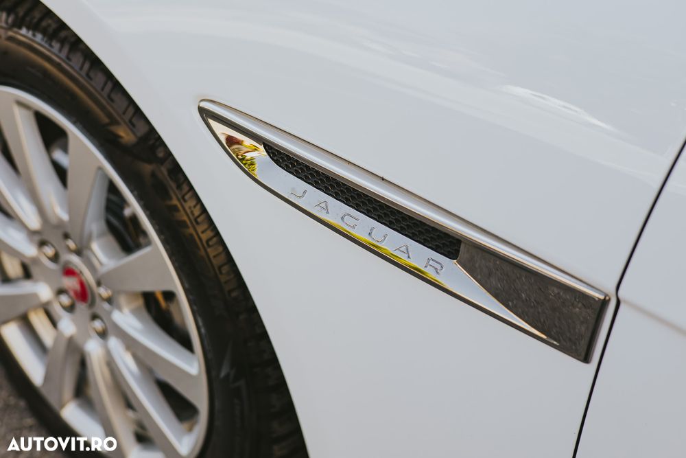 Jaguar XE 2.0 Pure - 7