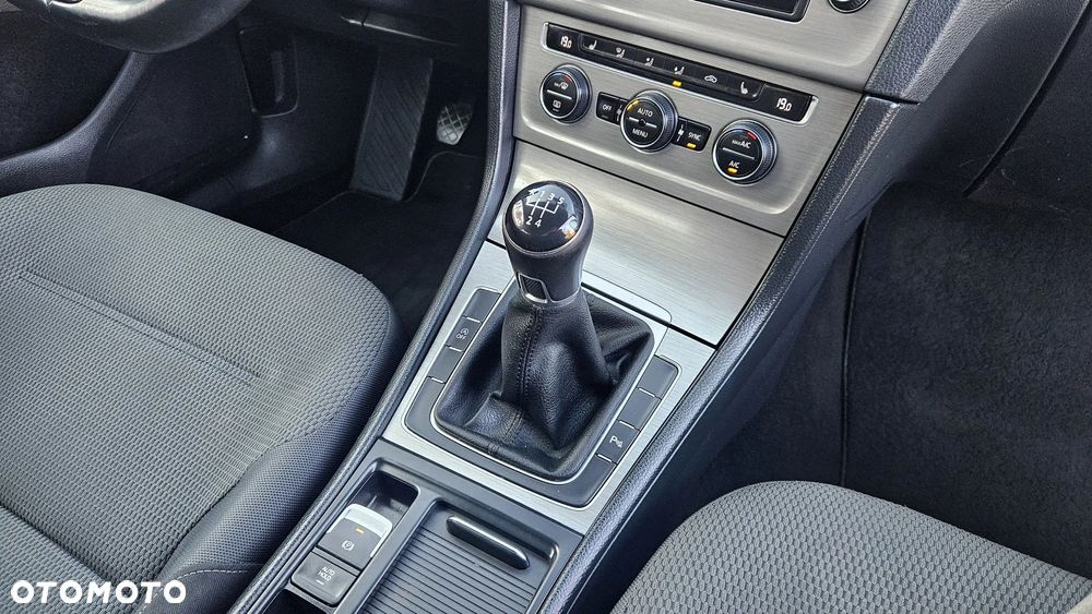 Volkswagen Golf 1.6 TDI BlueMotion Comfortline - 39