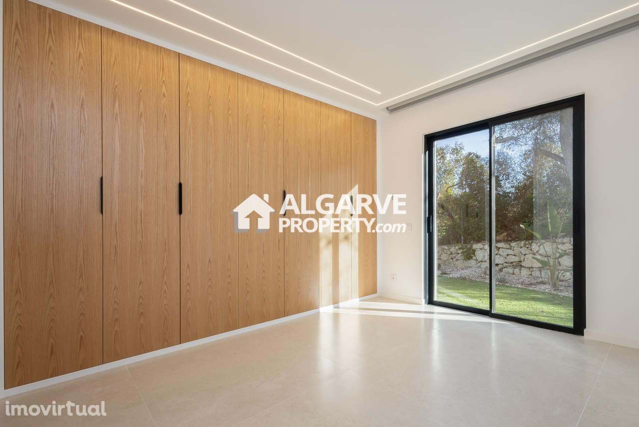 Moradia V3 a estrear de estilo contemporâneo entre Loulé e São Brás de - Grande imagem: 4/45