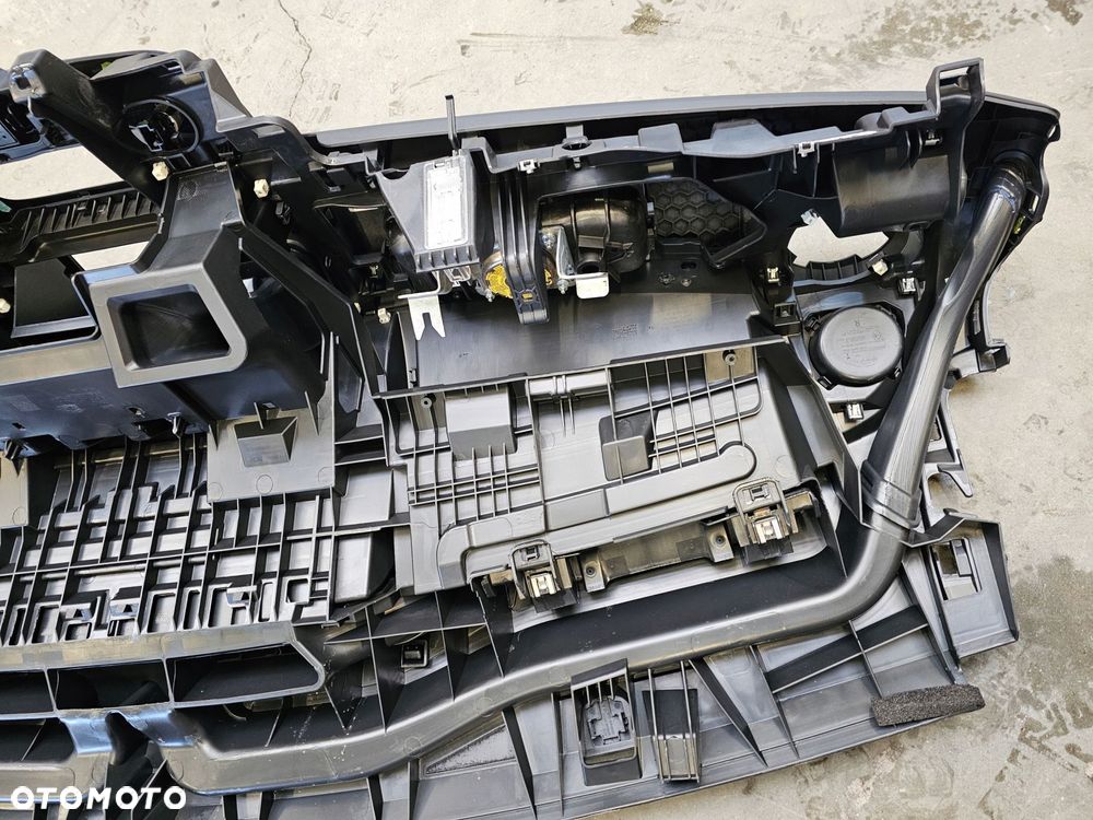 trafic iii vivaro b talento deska gola konsola 681006255r - 4