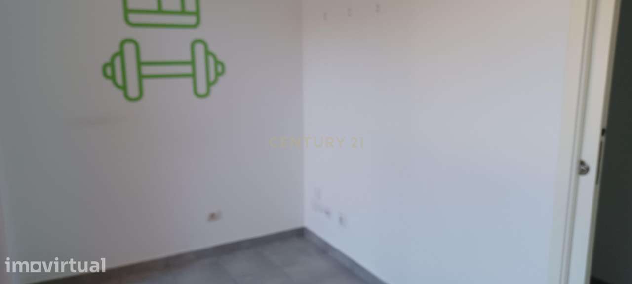 Loja com Saída de Fumos e 2 Lugares de Parqueamento – Empreendimento “ - Grande imagem: 3/11