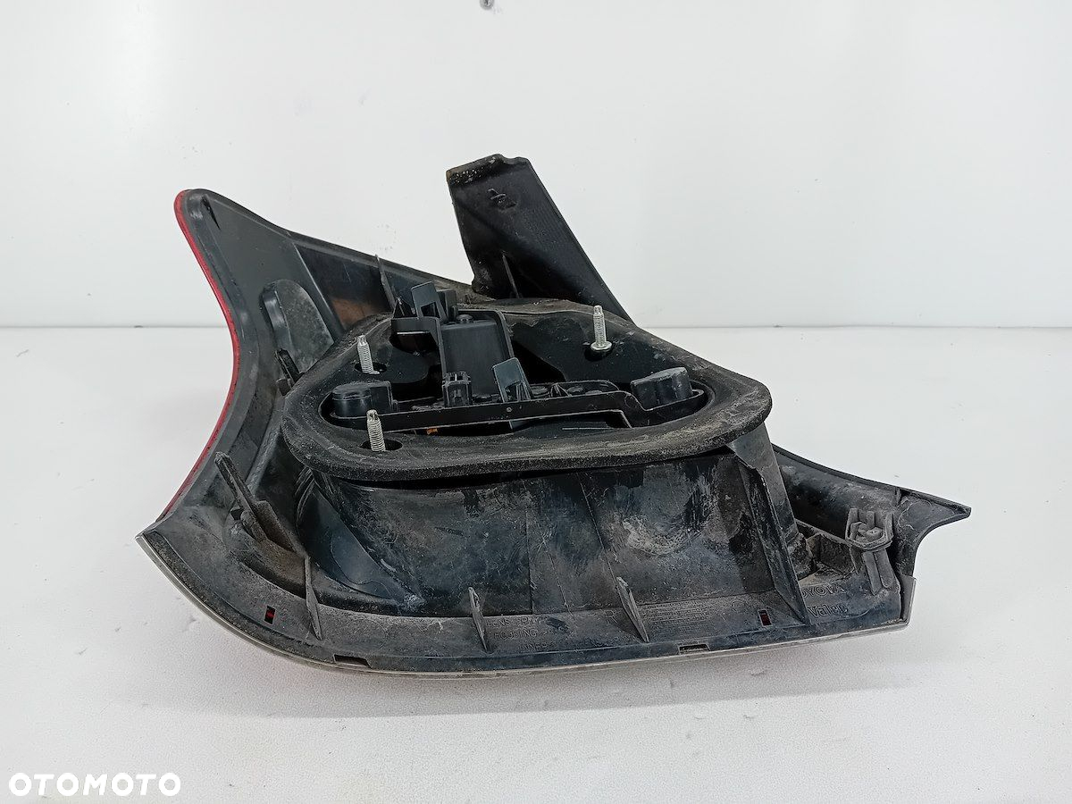 LAMPA TYLNA PRAWA TOYOTA AVENSIS II T25 1.8 16V BENZYNA HATCHBACK 05-48 - 3