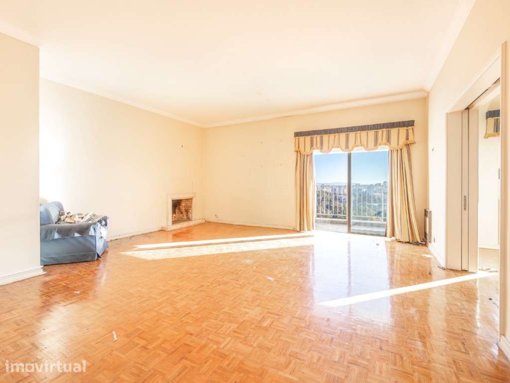 Apartamento T5 com varanda, para obras totais no Lumiar, Lisboa - Grande imagem: 3/21