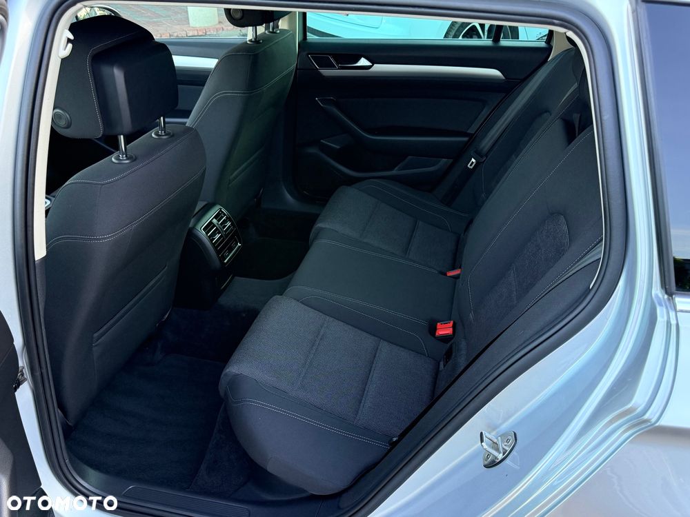 Volkswagen Passat - 12