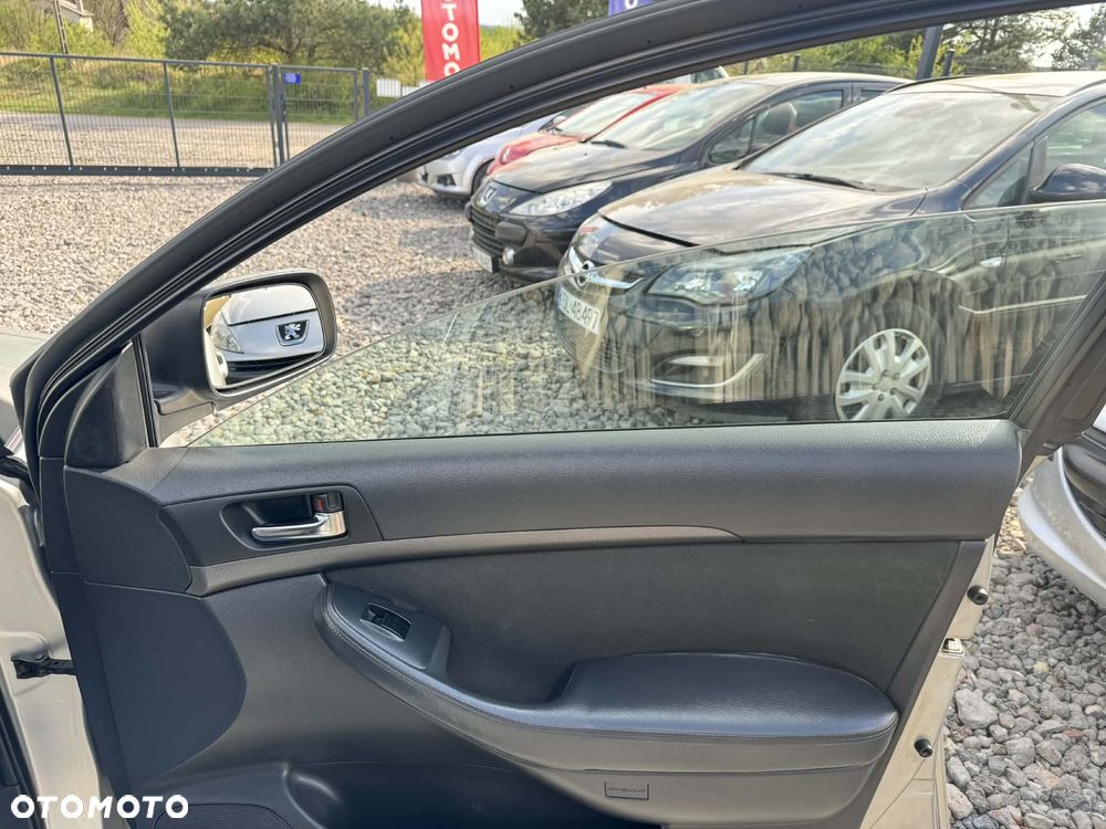 Toyota Avensis 1.8 VVT-i Sol Premium - 16