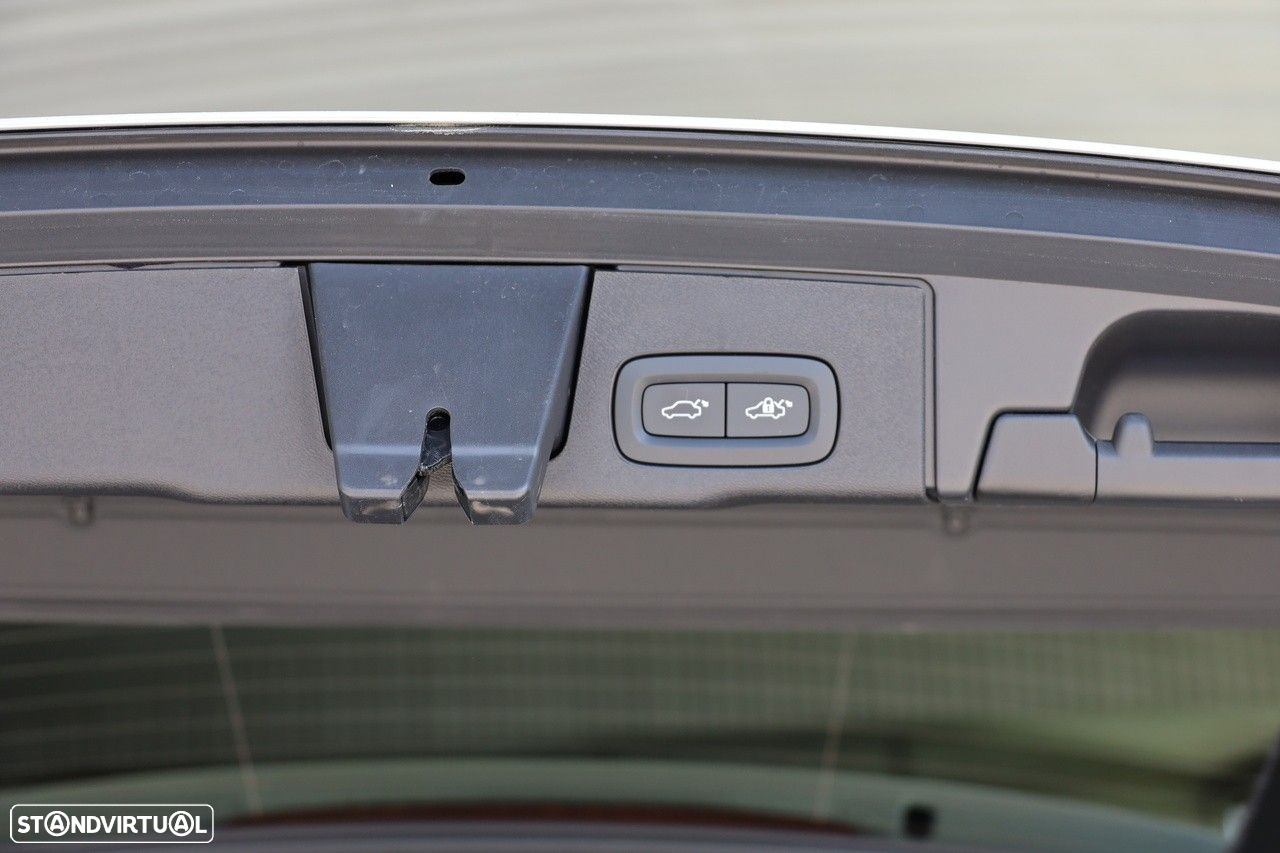 Volvo XC 60 2.0 B4 Plus Dark - 19