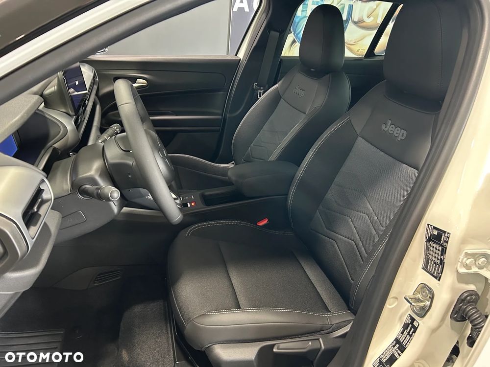 Jeep Avenger 1.2 T3 mHEV Black Edition FWD eDCT6 - 5