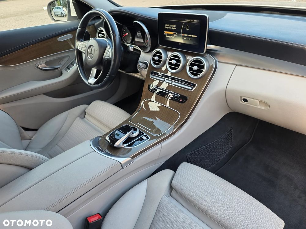 Mercedes-Benz Klasa C 200 7G-TRONIC Exclusive - 40