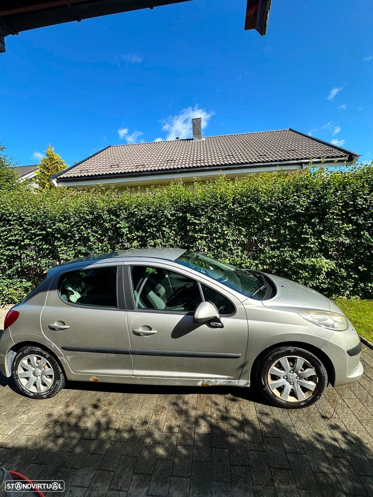 Peugeot 207 - 1