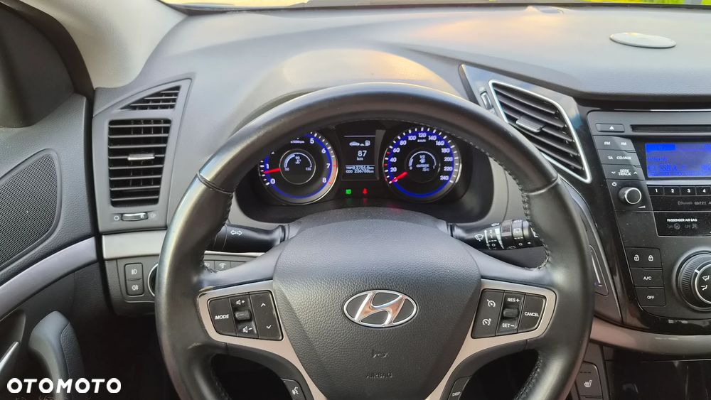 Hyundai i40 Kombi blue 1.6 Family+ - 9