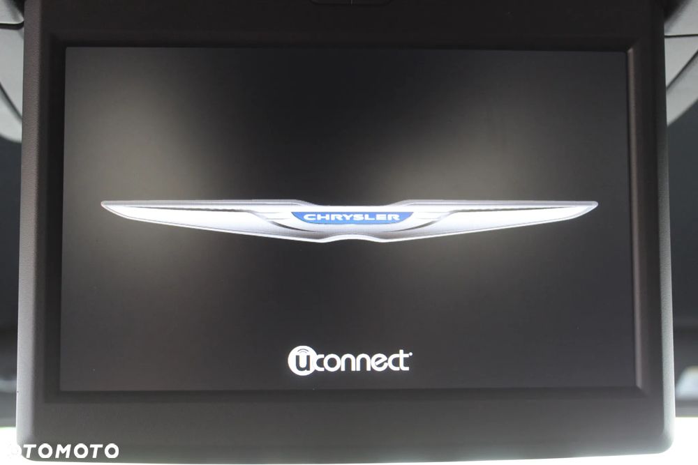 Chrysler Town & Country - 14