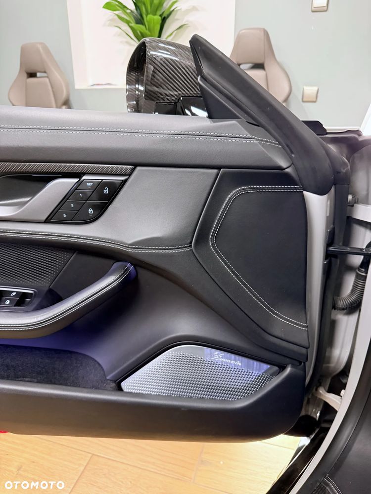 Porsche Taycan - 28