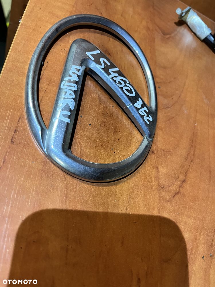 Znaczek, emblemat przód bez radaru Lexus LS460/ 600h 07-12r.