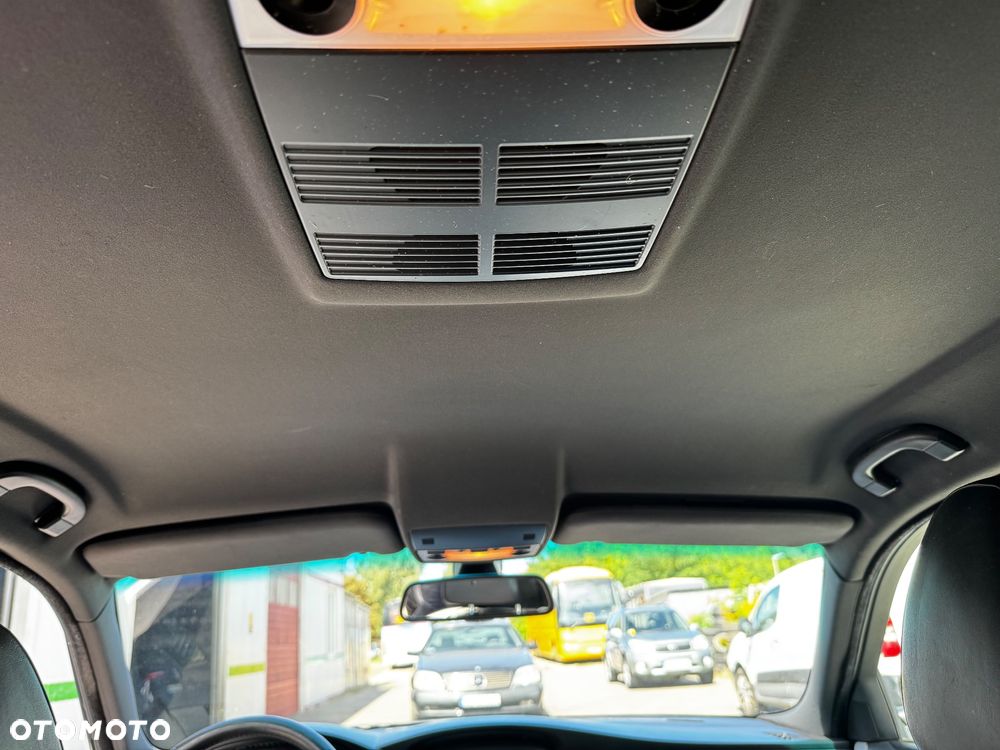 BMW Seria 5 523i Touring - 32