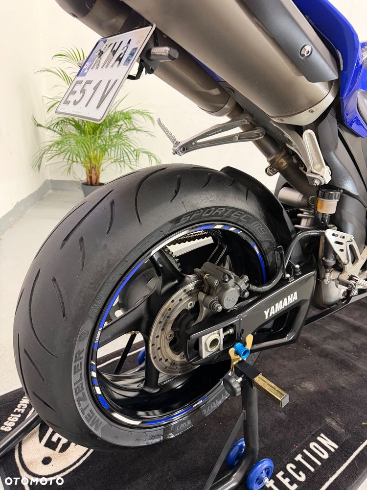 Yamaha R1 - 19