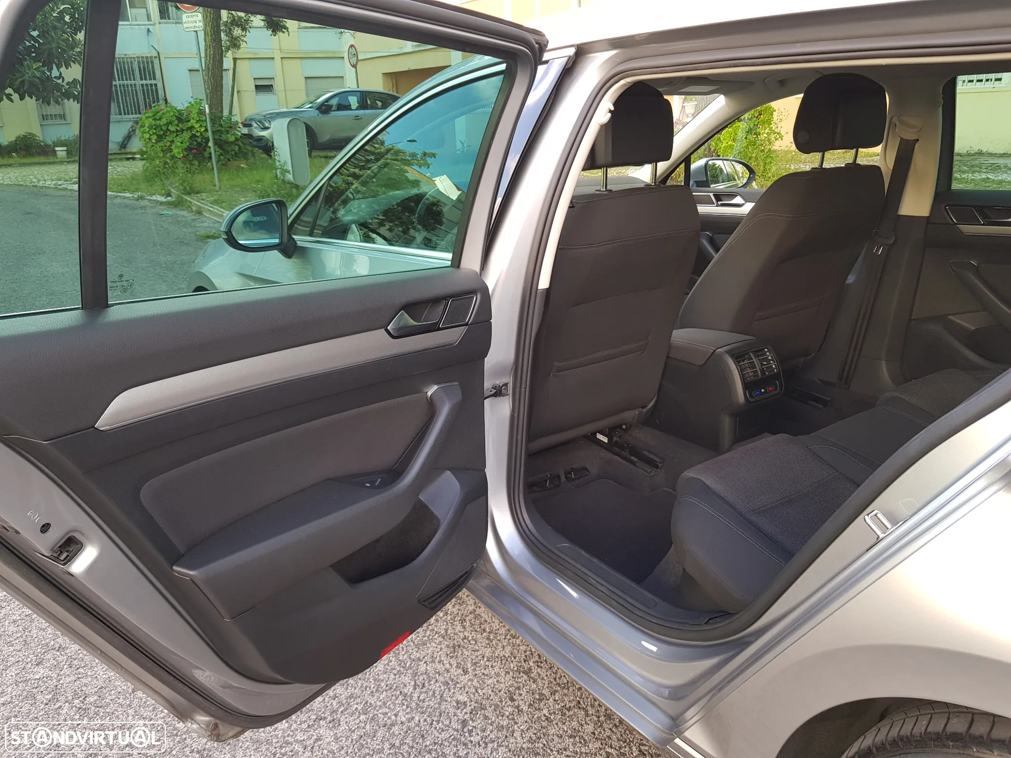 VW Passat Variant 1.6 TDI Highline DSG - 31