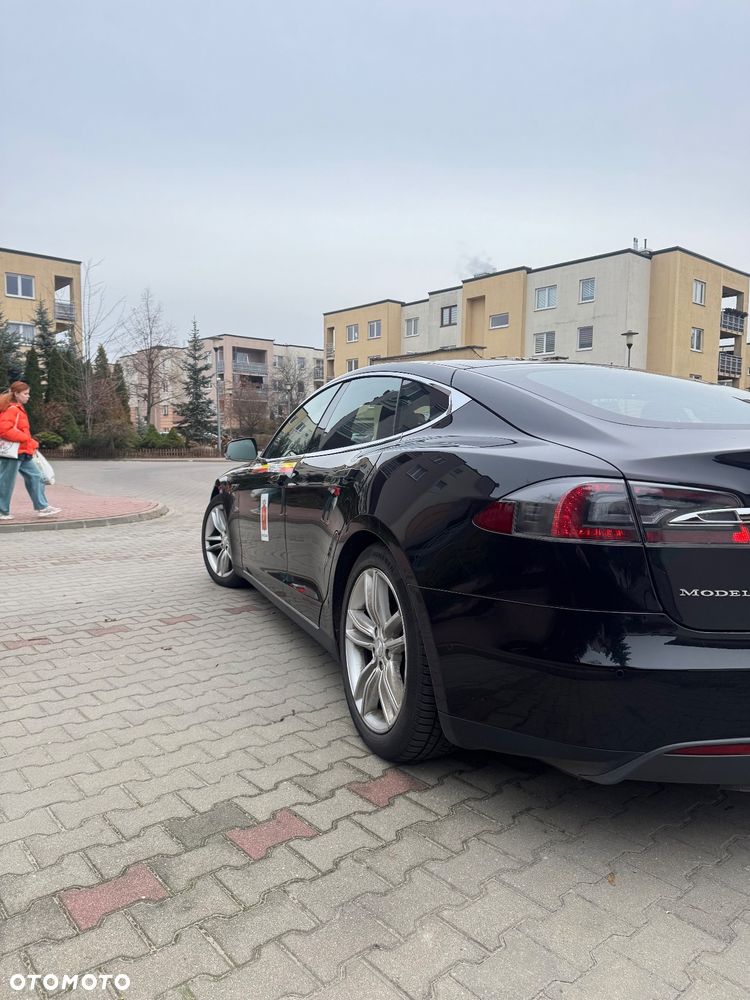 Tesla Model S - 6
