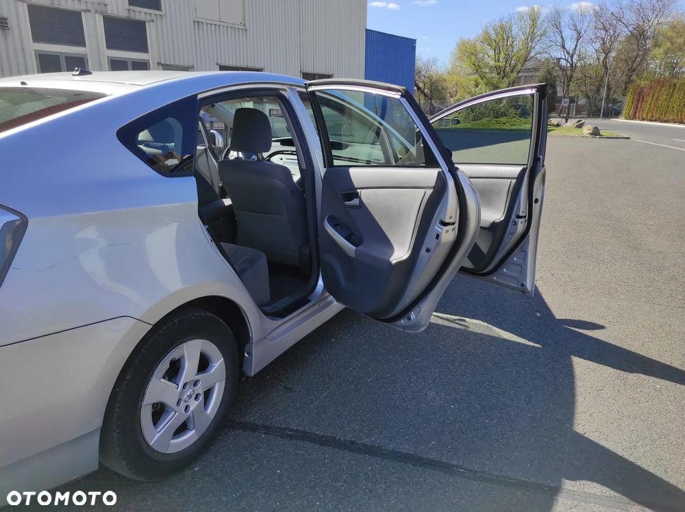 Toyota Prius (Hybrid) - 11