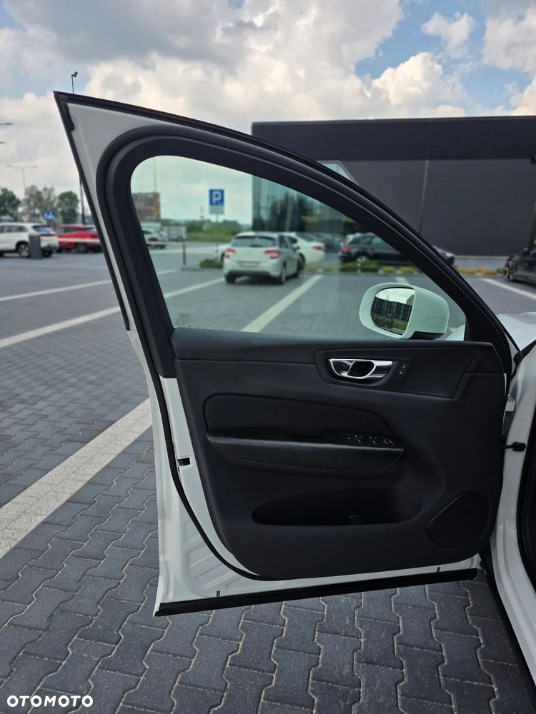 Volvo XC 60 T4 Momentum Pro - 20