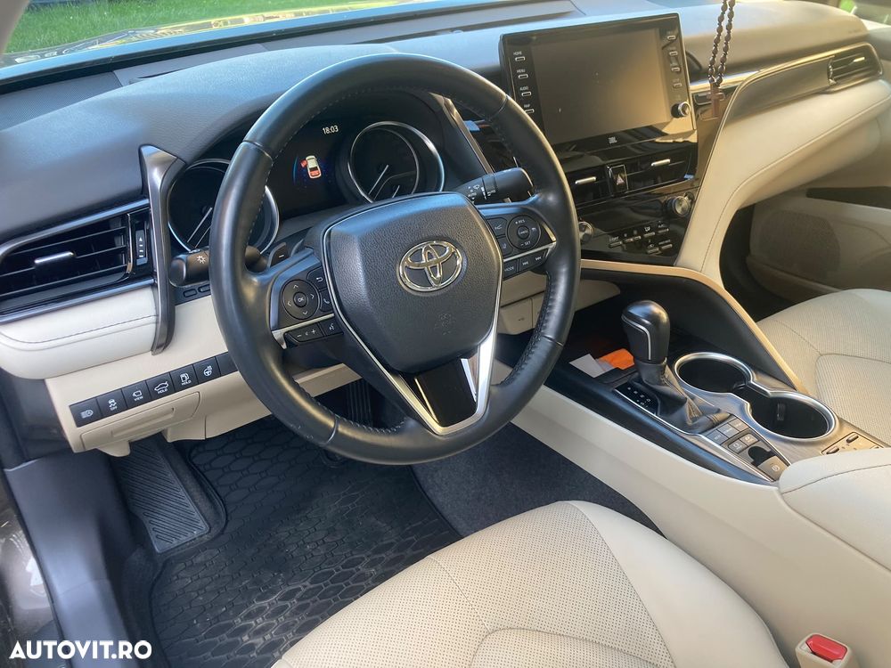 Toyota Camry Luxury - 9
