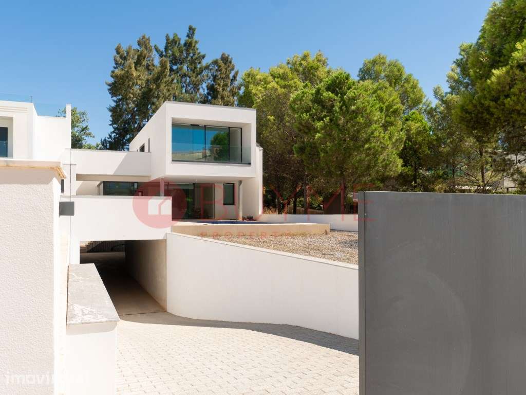 Moradia de Luxo T4 em Vilamoura com Piscina e Design Contemporâneo - Grande imagem: 4/40