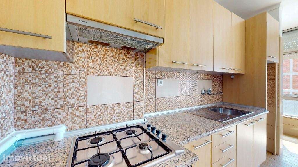 Apartamento T2 transformado em T3 | Excelente Estado | Arrecadação | V - Grande imagem: 2/44