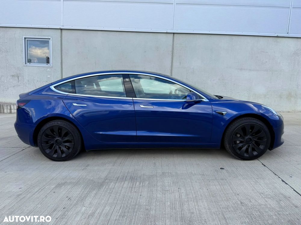 Tesla Model 3 - 4