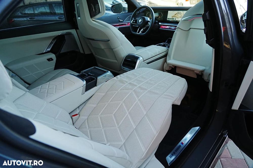 BMW Seria 7 740d xDrive MHEV - 34