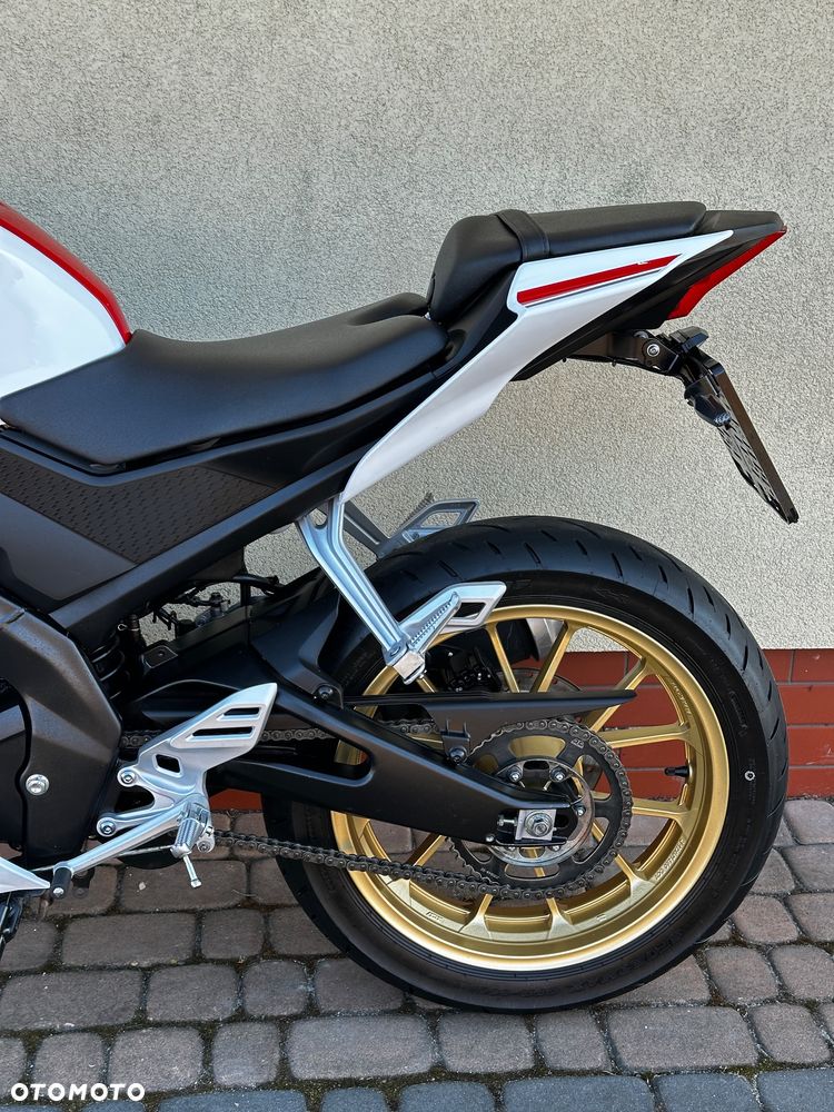 Yamaha YZF - 28