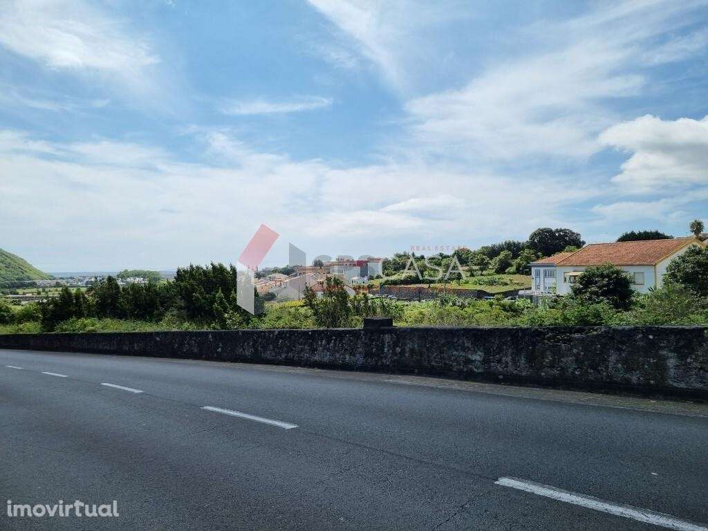 Terreno rústico a 5 minutos do centro da Praia da Vitória - Grande imagem: 2/9