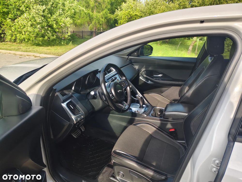 Jaguar E-Pace 2.0 i4D AWD R-Dynamic - 9