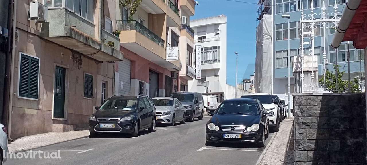 Apartamento T2 na Encosta do Sol – Luminosidade, Arrumação e Potencial - Grande imagem: 3/13