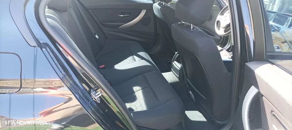 BMW 318 d Auto Line Sport - 23