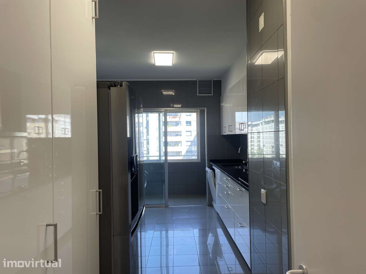 Apartamento Familiar Espaçoso e Funcional com Excelentes Acessibilidad - Grande imagem: 3/29