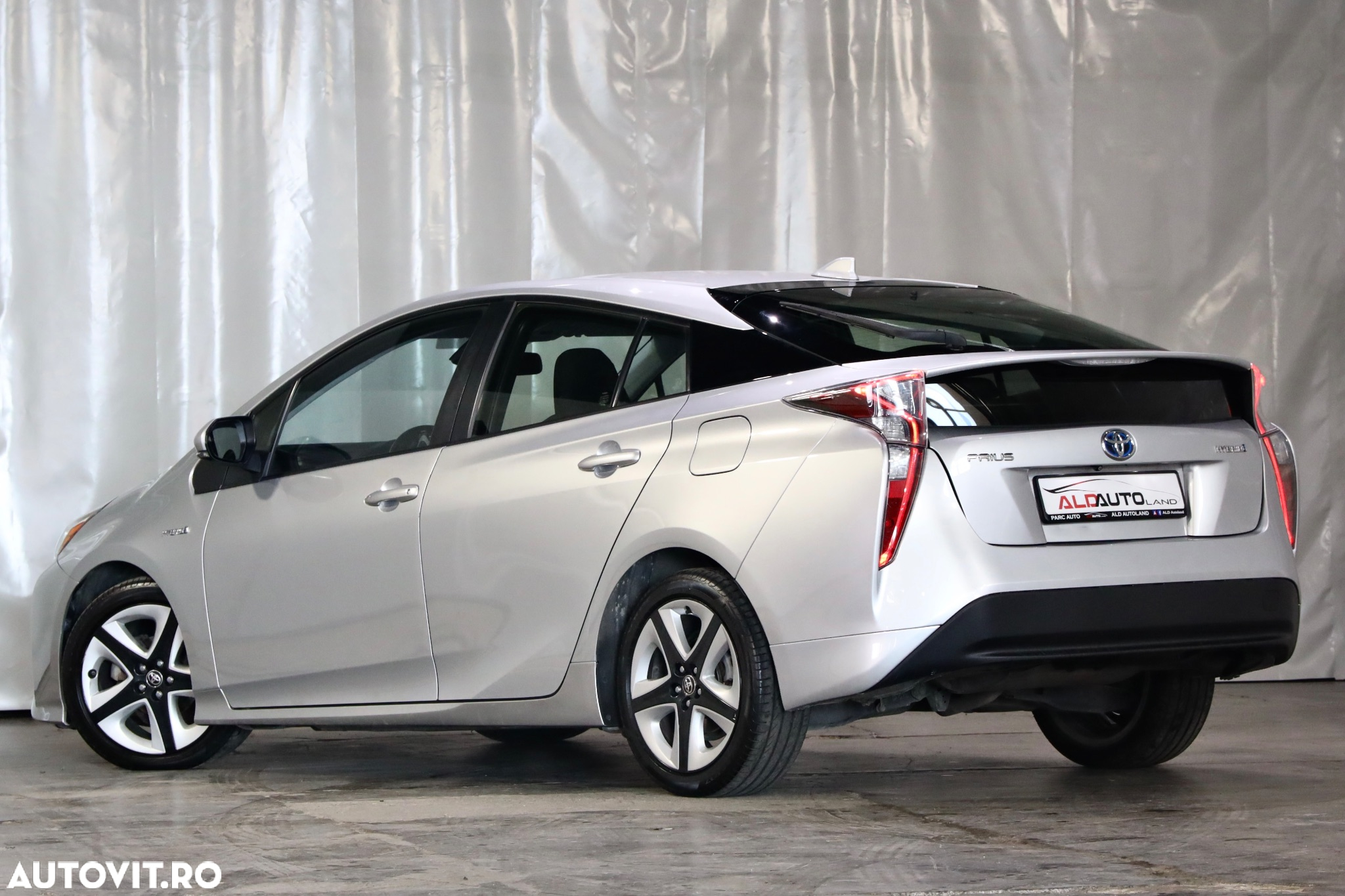 Toyota Prius 1.8 Dual VVT-i Sol - 4