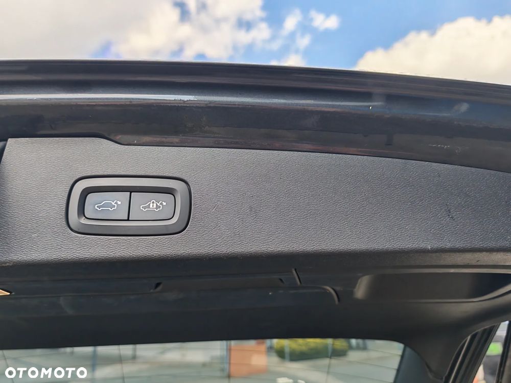 Volvo V60 T8 AWD Plug-In Hybrid R-Design - 34