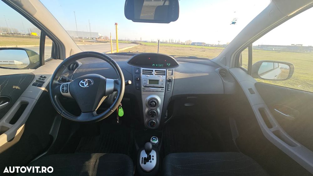 Toyota Yaris 1.3 Aut Luna - 5