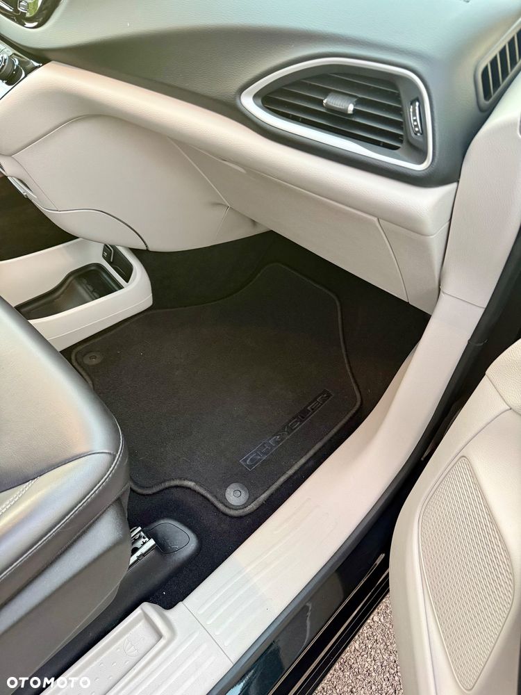 Chrysler Pacifica - 25