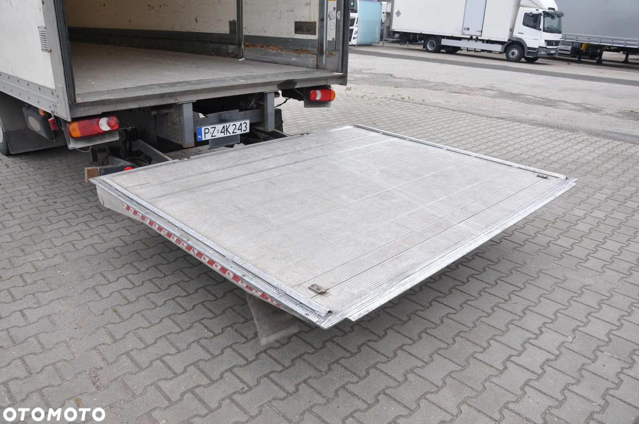 Renault MIDLUM 12.220 dł kontenera 7,90m - 19