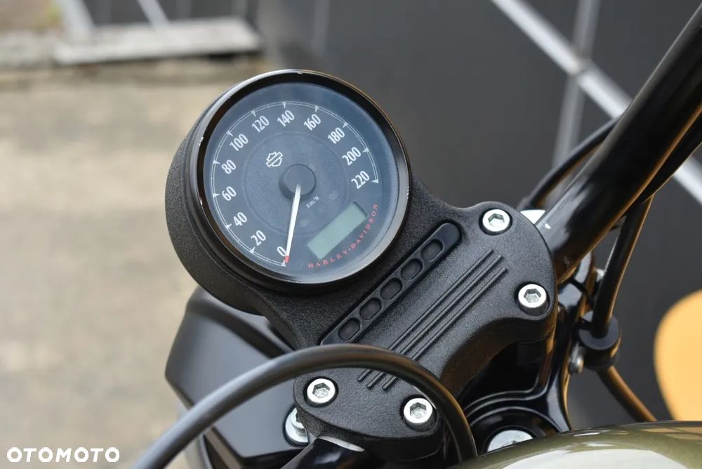 Harley-Davidson Sportster Iron 883 - 17