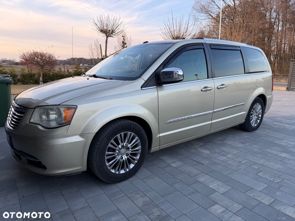 Chrysler Town & Country - 2