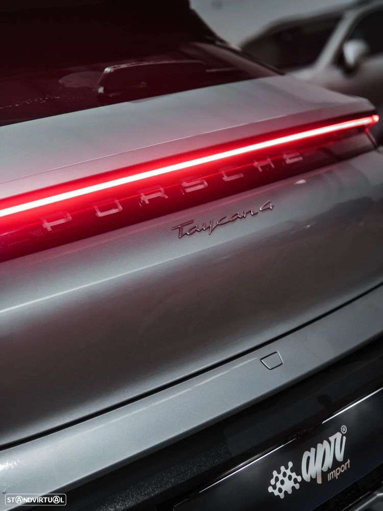 Porsche Taycan Cross Turismo 4 - 18