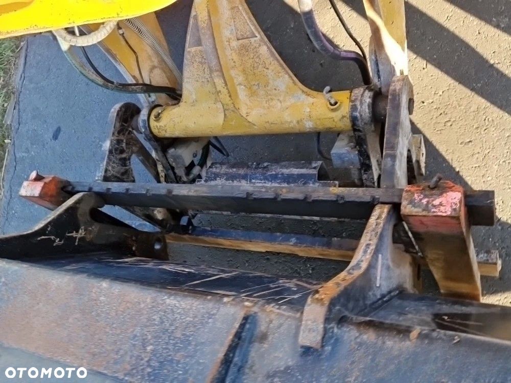 Caterpillar 908M - 12