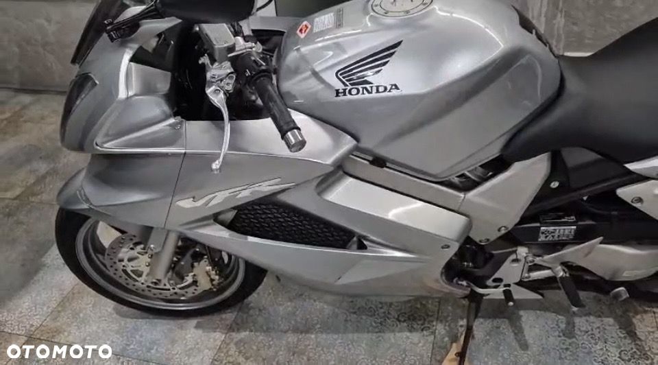 Honda VFR - 3