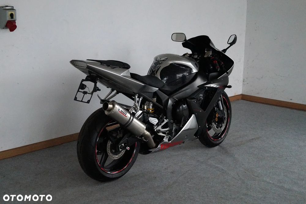 Yamaha R1 - 8