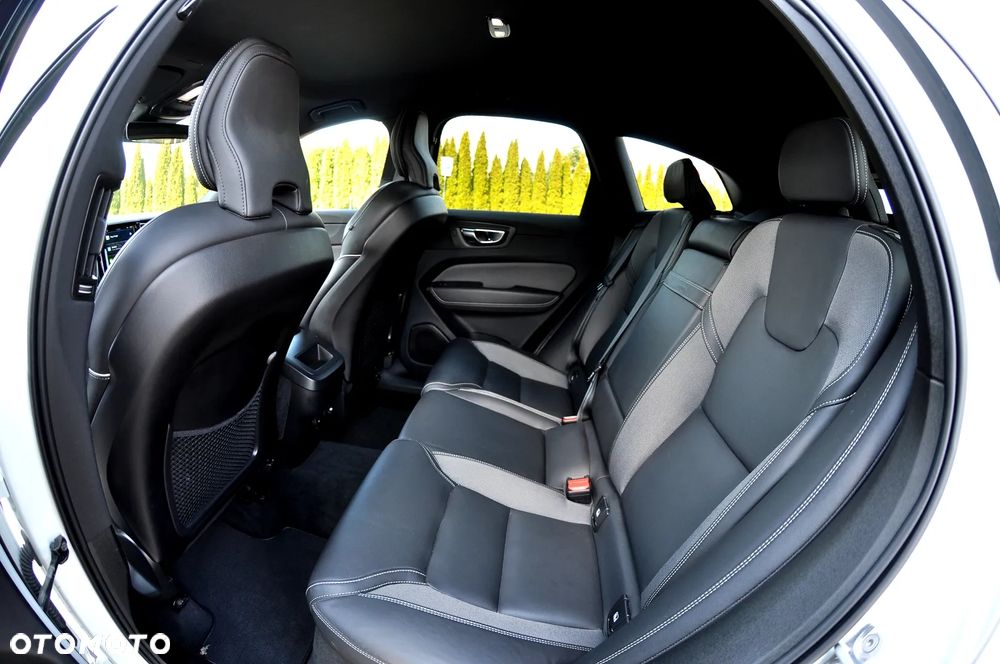 Volvo XC 60 B4 D AWD Plus Dark - 24